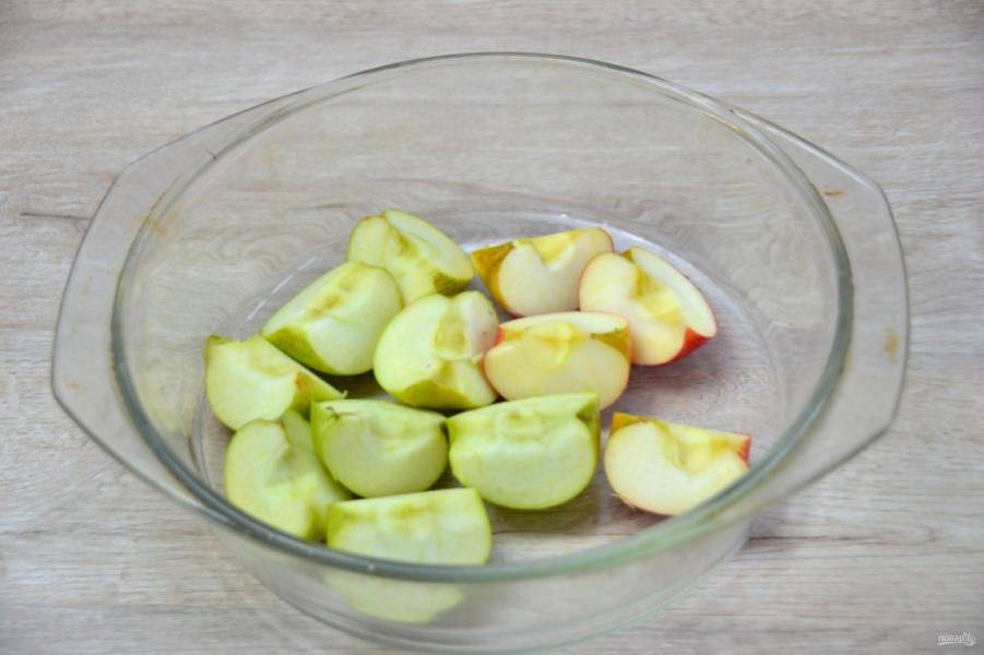 Очистите яблоки от сердцевинок, разрежьте на четвертинки. Выложите в жаропрочную посуду с крышкой, запеките, это можно сделать в микроволновой печи в течение 5-7 минут (время запекания зависит от сорта яблок).