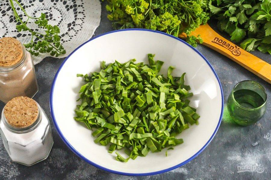 Промойте листья шпината, стряхните с них лишнюю влагу. Нарежьте лентами и добавьте в глубокую емкость, салатник.
