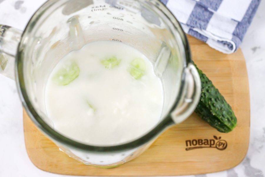 Влейте в емкость кефир любой жирности либо замените его питьевым классическим йогуртом без добавок. Молоко не добавляйте — зеленые овощи плохо совместимы с таким напитком.