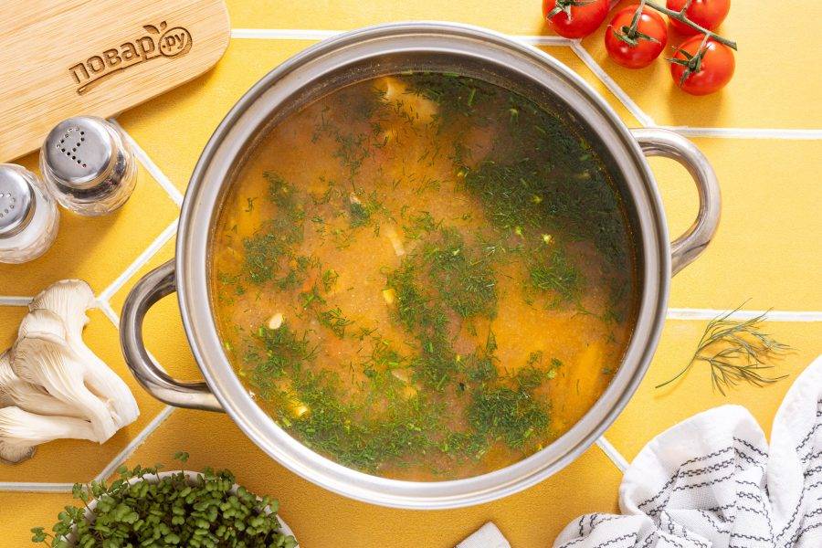 В конце добавьте мелко нарезанный укроп. Снимите суп с плиты, накройте крышкой и дайте настояться еще 15 минут.