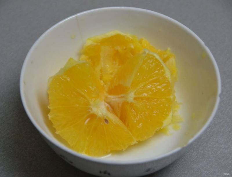 Из второй половинки апельсина извлеките мякоть.