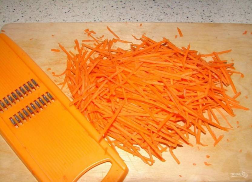 Очищенную морковь натрите на тёрке для корейской морковки.