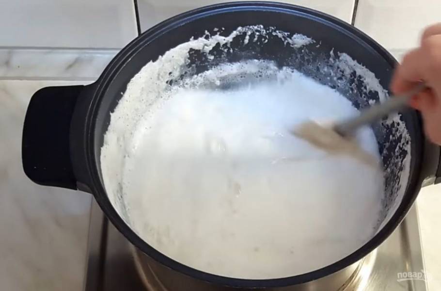 1. В молоко добавьте соль, сахар и доведите до кипения. Когда молоко закипает, добавьте в него кефир и перемешайте. Снова дайте жидкости закипеть, после чего снимите ее с огня. 
