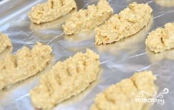 6.	Сформируйте из теста печенье любой формы, выложите на застеленный фольгою противень.