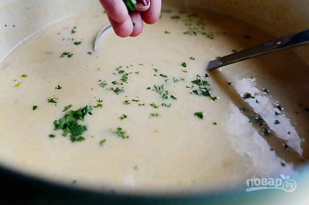  Добавьте зелень в суп, сразу выключайте огонь. Дайте супу настоятся минут 15 и подавайте к столу!