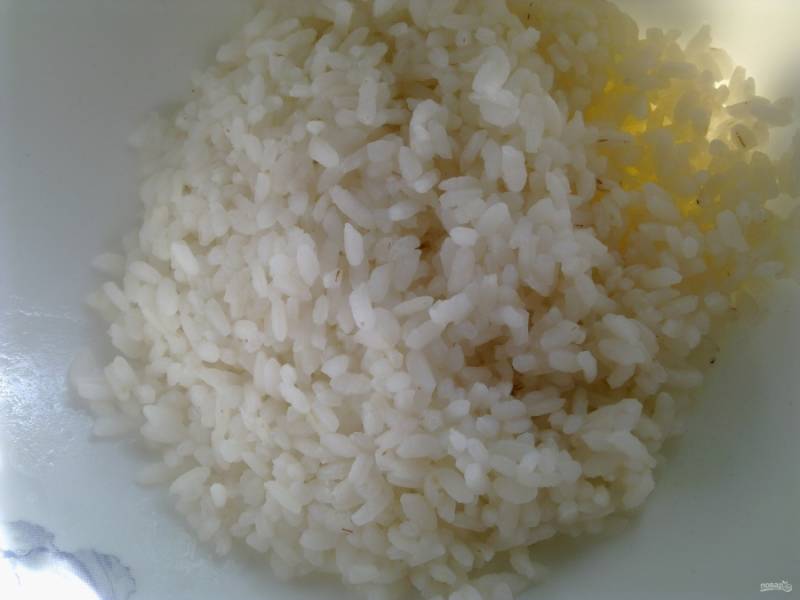 Отварите заранее рис, дайте ему остыть. Можете слегка недоварить его, потом голубцы еще будут тушиться и рис доготовится. 