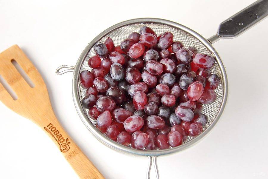 2. У винограда снимите все ягодки с веточек, хорошо промойте их и обсушите.
