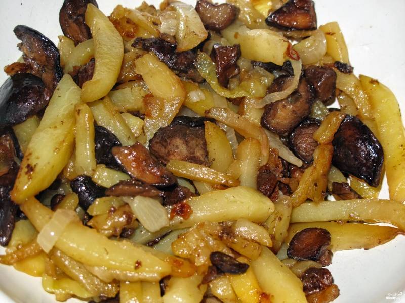Картошка с луком на сковороде