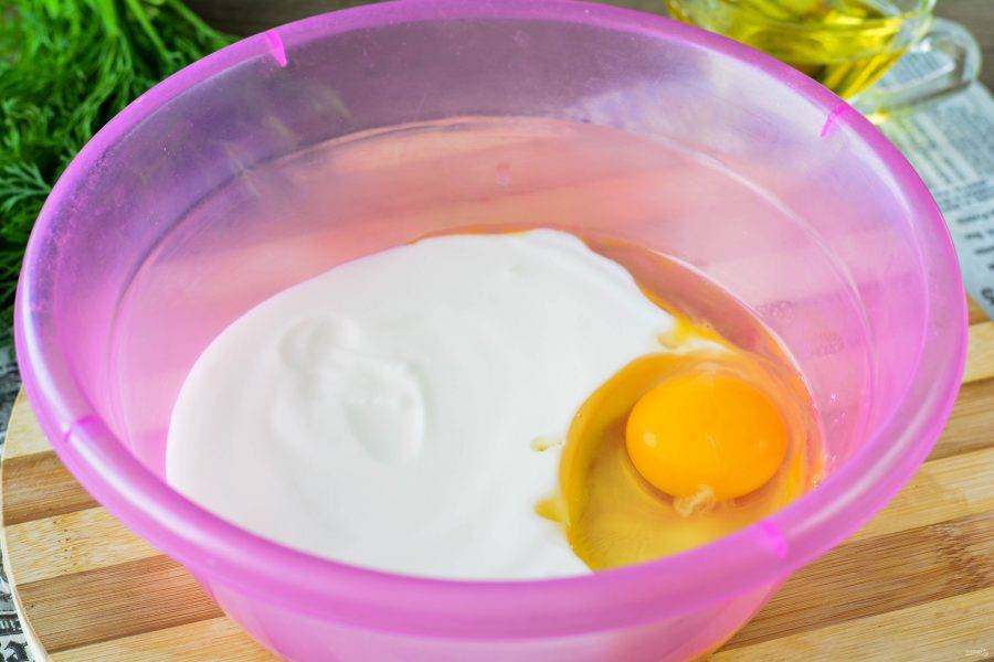 Влейте кефир в миску, вбейте куриное яйцо.
