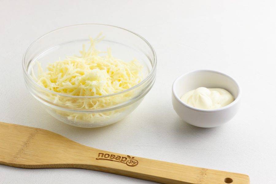 Чеснок и твердый сыр натрите на мелкой терке, заправьте майонезом.