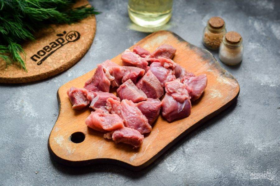 Свинину ополосните и просушите, нарежьте мясо средними по размеру кусочками.