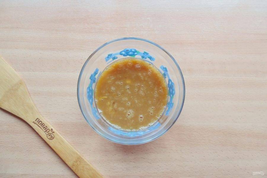 Поперчите яйца с соевым соусом по вкусу и взбейте, как на омлет.