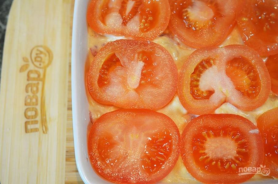 5. На мясо выложите нарезанные кружками помидоры.