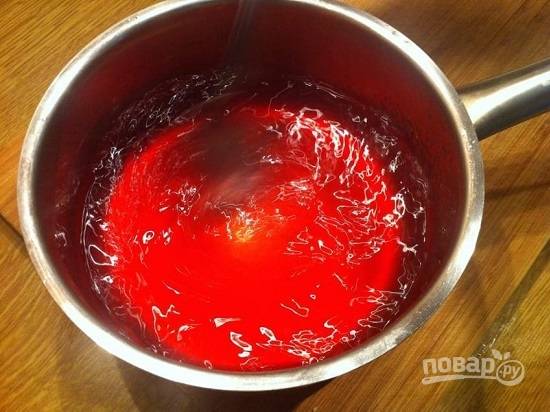 Когда творожный слой застынет, приготовим желе из второго пакетика. Но разводим его 1 стаканом кипятка! Остужаем.