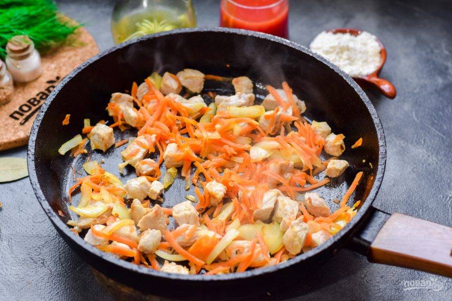 В сковороде прогрейте немного масла, выложите лук, морковь и мясо. Жарьте несколько минут помешивая.