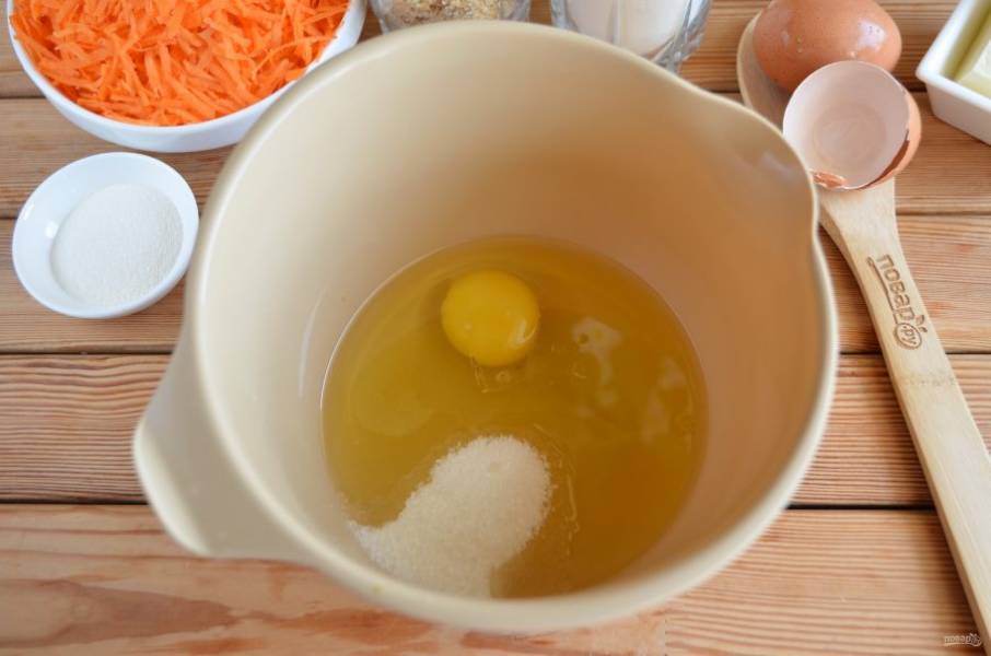 Для коржа нужно взбить миксером рафинированное масло со стаканом сахара, вводя поочередно куриные яйца.