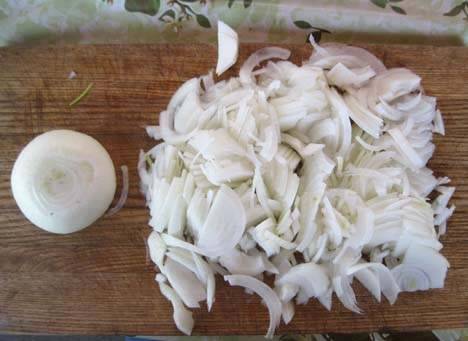 Потом нарезаем репчатый лук полукольцами, оставляем целой только пол луковицы.