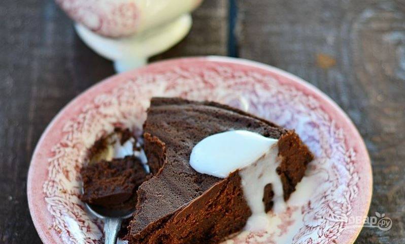 Шоколадный пирог с безе и карамелью. Рецепт приготовления