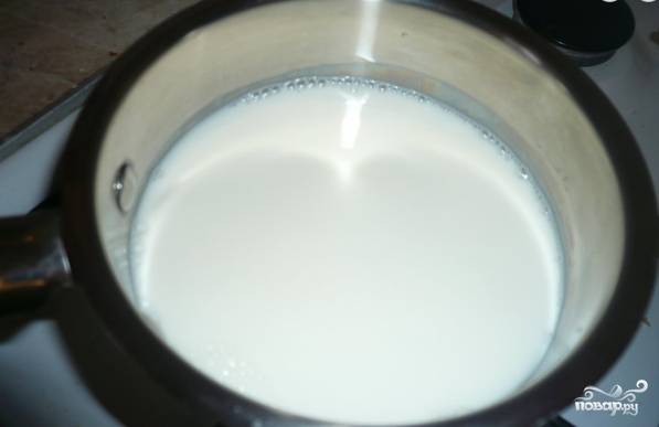 1. Ячневую крупу промойте. Молоко размешайте водой и влейте в кастрюлю. Поставьте на огонь. Когда молоко закипит, всыпьте крупу.