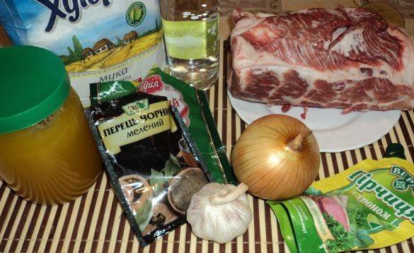 1. Подготовьте все необходимые продукты для приготовления блюда. Итак, свинина в тесте в домашних условиях - блюдо, требующее времени и терпения. 