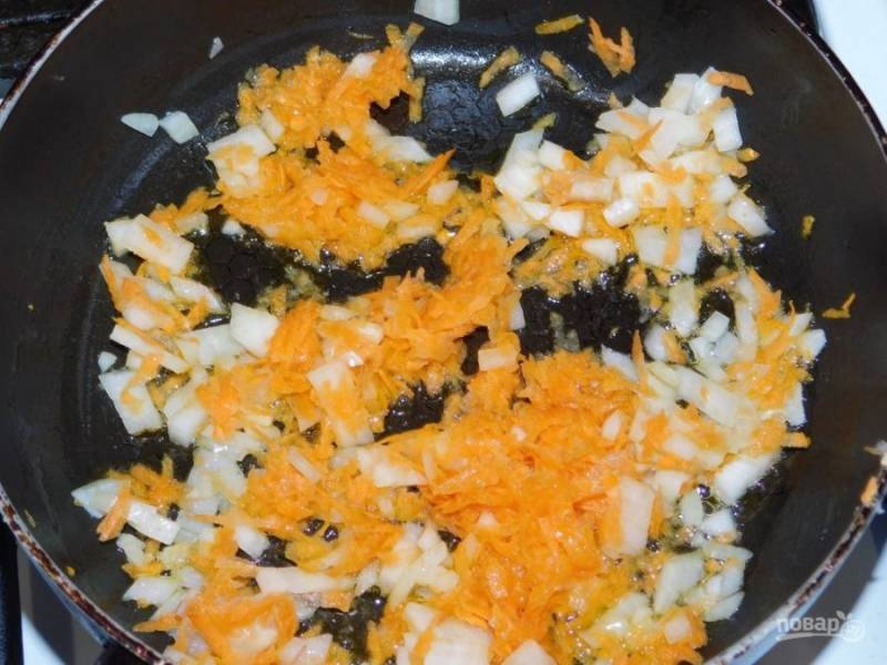 Отдельно обжарьте нарезанный лук и тертую морковь.