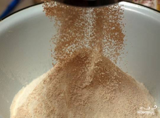 Смешать гречневую и пшеничную муку, добавить соль и сахар.