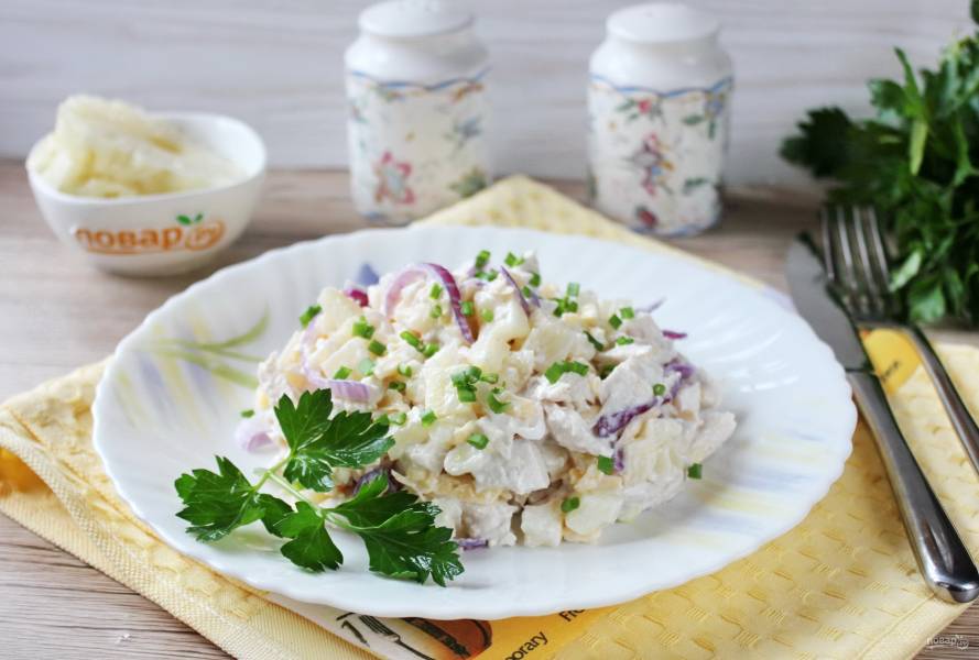 Салат с ананасами и сыром