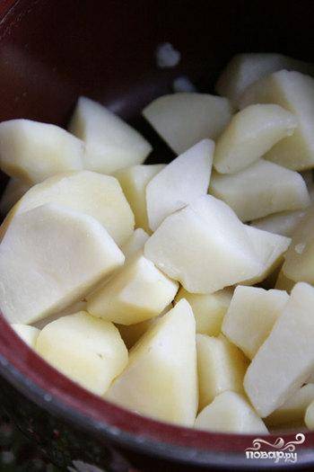 Сварить картофель. Сделать картофельное пюре, посолить поперчить.