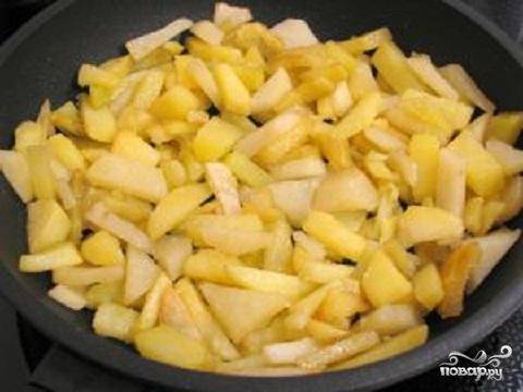 3. В другой сковороде раскалить масло и обжарить до готовности нарезанный картофель. Он должен получиться поджаренный, с румяной корочкой.