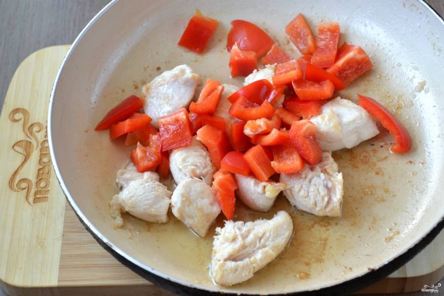 Добавьте перец к курице, посолите и готовьте до мягкости обоих ингредиентов.