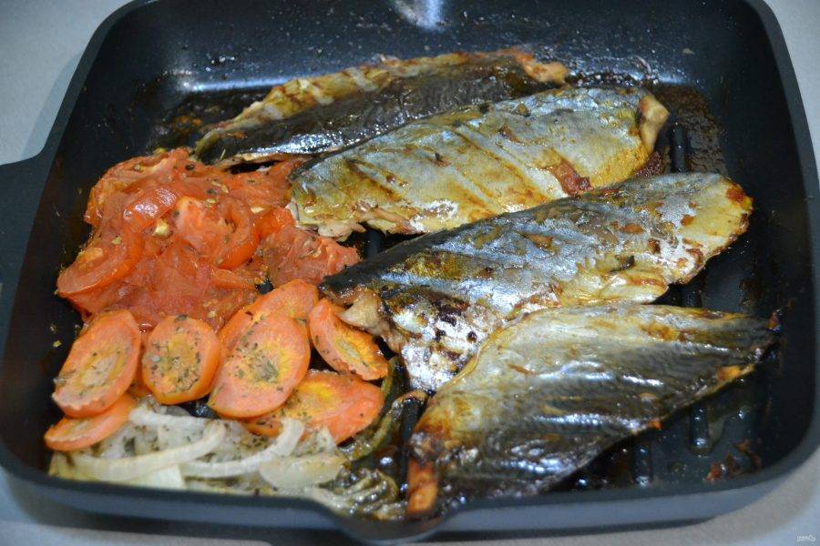 Через 20-25 минут переверните рыбу другой стороной, аккуратно переверните овощи, чтобы они тоже запеклись со всех сторон, подсолите. Запекайте еще примерно 20 минут. 