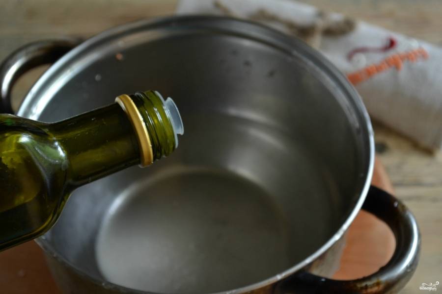 Последним добавьте оливковое масло, поставьте полученную жидкость на огонь. Доведите до кипения. Советую использовать именно оливковое масло, оно имеет менее выраженный запах, да и пользы в нем больше, чем в подсолнечном.