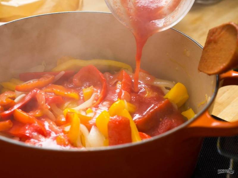 7.	Влейте томатное пюре, выложите листочки свежего базилика или орегано.