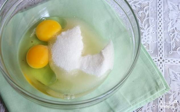Взбейте яйца с сахаром для теста.