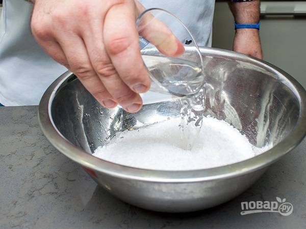 3. В глубокую мисочку всыпьте соль. Добавьте немного воды, чтобы она стала влажной. 