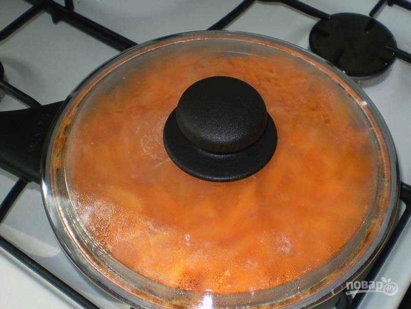 4. Добавляем морковь и доводим до румяного цвета при закрытой крышке (периодически помешивайте).