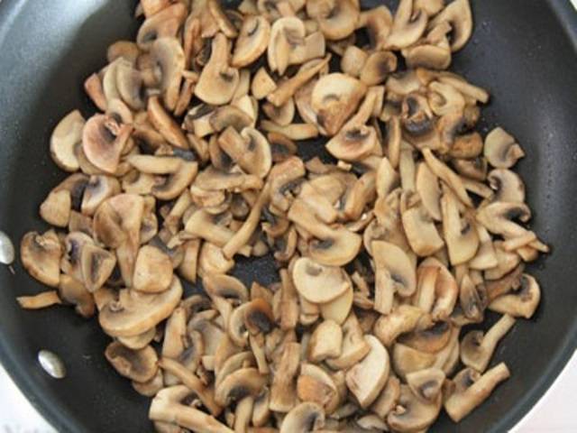 На чистой сковороде обжарьте грибы. Сильно не зажаривайте – достаточно 5-7 минут. После этого отправьте их в кастрюлю к картошке. 