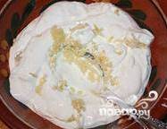 Смешать сметану с чесноком,сыром, солью.