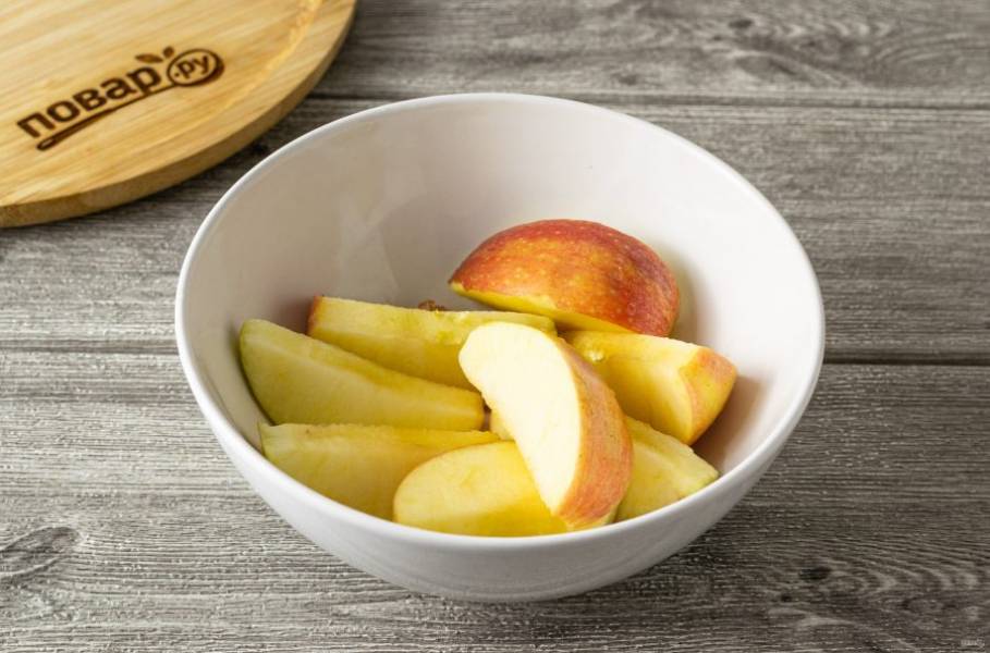 Яблоки помойте, удалите сердцевину и нарежьте ломтиками средней толщины.