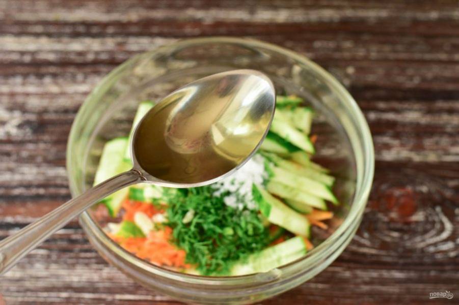 Влейте растительное масло и хорошо перемешайте салат.