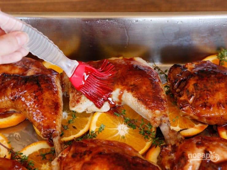 4. Сверху выложите курицу. Смажьте её сиропом и плотно закройте фольгой.