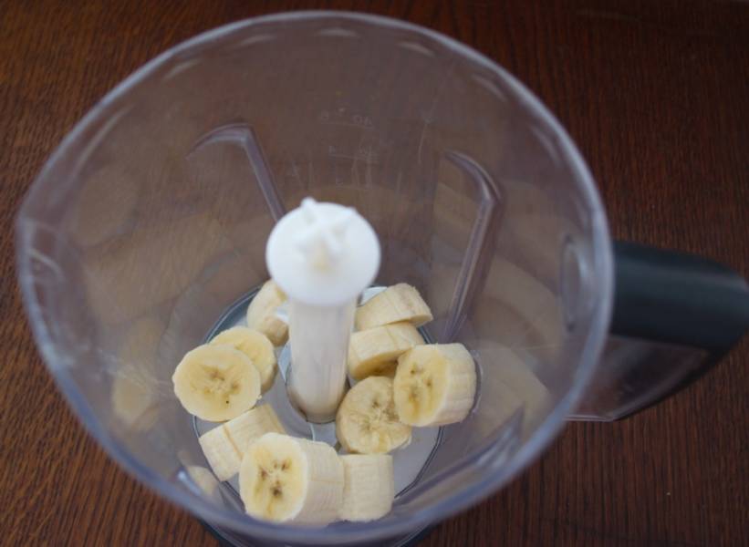 В чашу блендера поместите нарезанные кусочки банана.