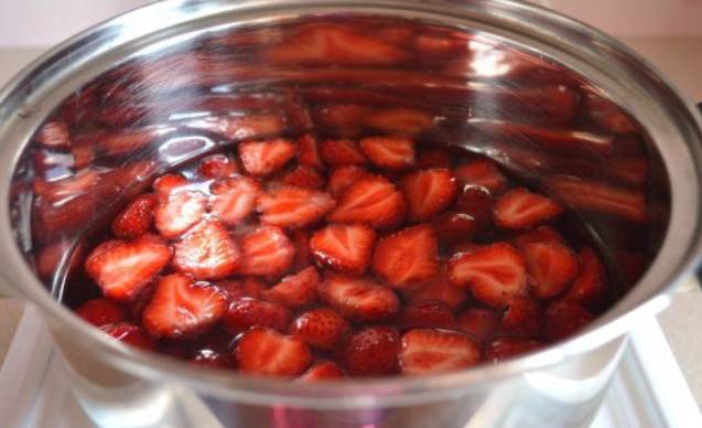 Оставшиеся ягоды нарезаем и отжимаем с них сок. Кладем клубнику в кастрюлю, заливаем водой. Помешивая, доводим до кипения и варим на медленном огне 3-4 минуты. Процеживаем отвар через сито или марлю, добавляем клубничный сок и желатин. Перемешиваем и снова кипятим до полного растворения желатина. Снимаем кастрюлю с плиты и даем остыть.
