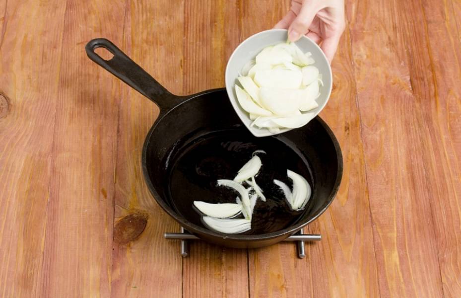 4. На сковороде разогрейте растительное масло и обжарьте лук до слегка золотистого цвета. 