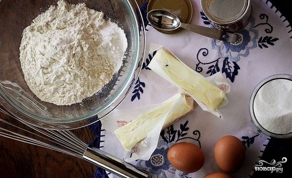 1. Чтобы приготовить идеальный бисквитный торт, вы можете использовать свой любимый проверенный рецепт теста. 