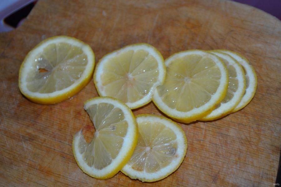 1. Этот маринад просто великолепен! По нему шашлык получается удивительно ароматным и вкусным. Итак, для начала нужно нарезать кольцами лимоны. На два килограмма мяса у меня уходит два лимона.