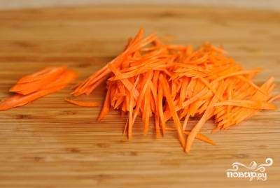 Морковку нарезаем красивой соломкой или используем специальную терку.
