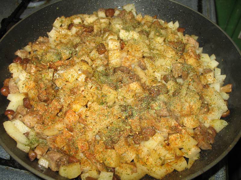 Когда картофель почти готов, добавьте еще приправ, соль и перец.