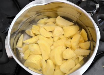 Картошку отвариваем до полной готовности в соленой воде.