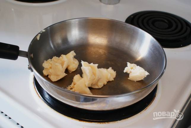 Тем временем в глубокой сковороде расплавьте жир или нагрейте сало, чтобы выделился жир.